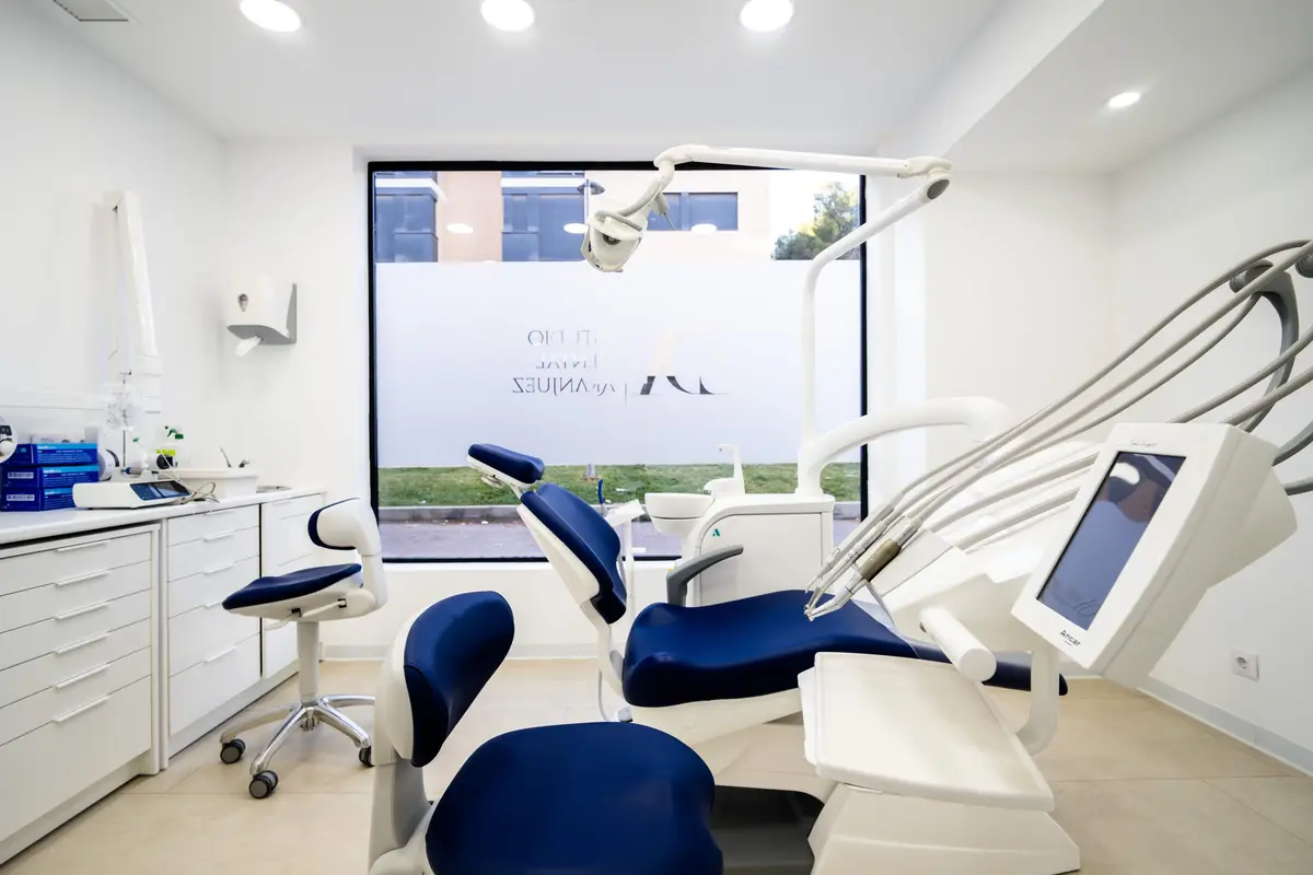 An operatory with the chair, the screen and the instrument tray ready